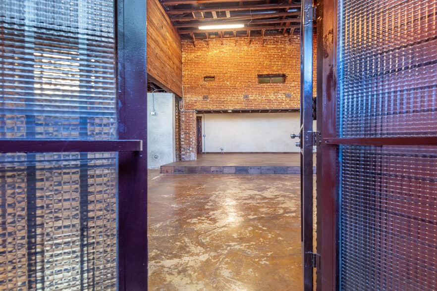 Primary Photo Of 5000 W Adams Blvd, Los Angeles Showroom For Lease