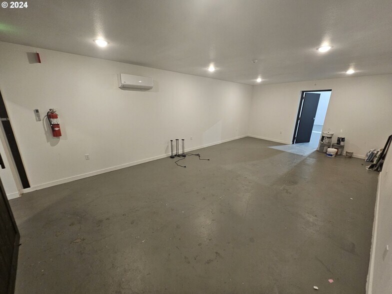 More Photos Of 5833 NE Portland Hwy, Portland Flex For Sale
