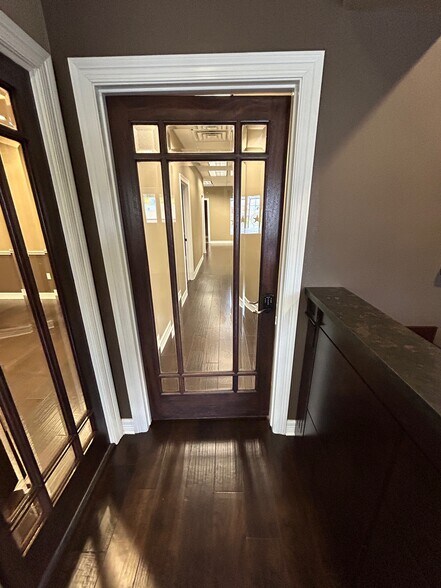 More Photos Of 231 N Twin City Hwy, Nederland Office For Sale