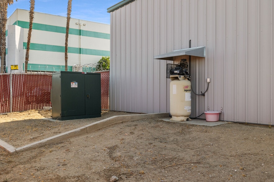 More Photos Of 138 Coremark Ct, Bakersfield Service For Lease