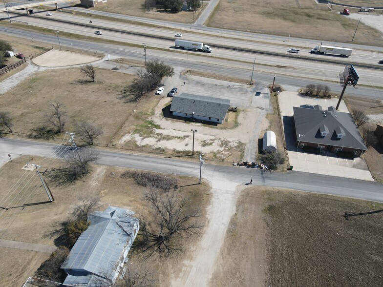 More Photos Of 103 S Stemmons St, Sanger Office For Lease