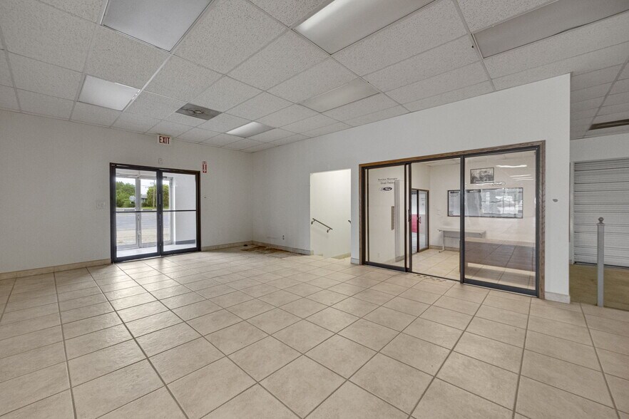 More Photos Of 610 Sainte Genevieve Dr, Sainte Genevieve Auto Dealership For Sale