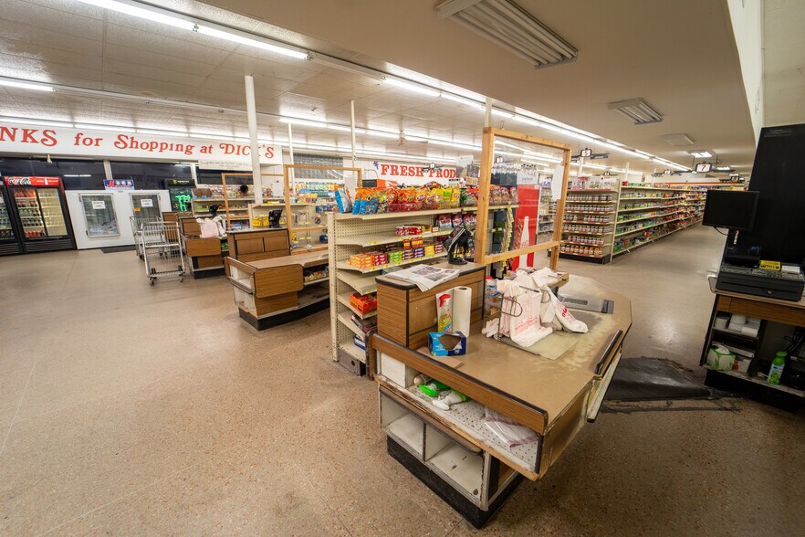 More Photos Of 1302 E Crestwood Dr, Victoria Storefront For Sale