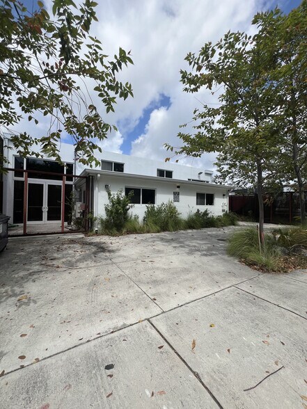More Photos Of 6240 NE 4th Ct, Miami Showroom For Lease