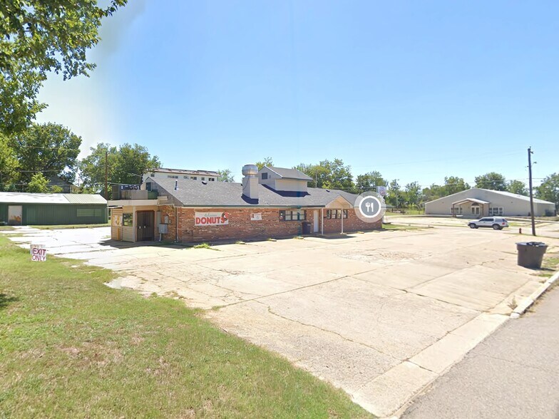 More Photos Of 520 W Broadway, Seminole Flex For Sale