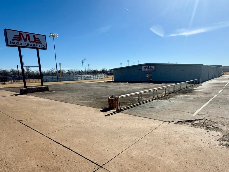 More Photos Of 1109 W Kickapoo Spur St, Shawnee General Retail For Sale