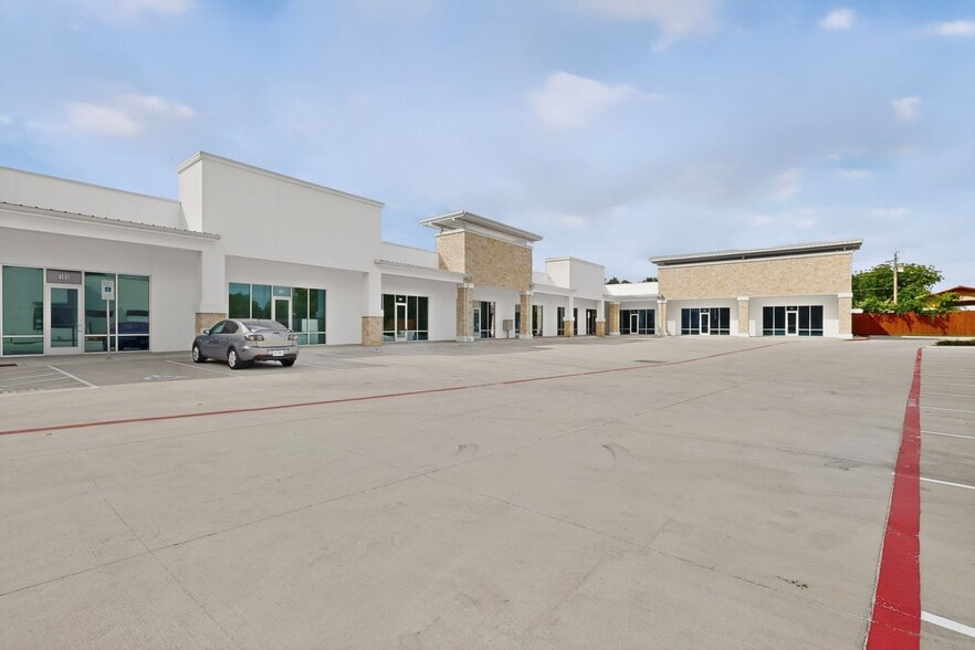 More Photos Of 325 N Saginaw Blvd, Saginaw Storefront Retail Office For Lease