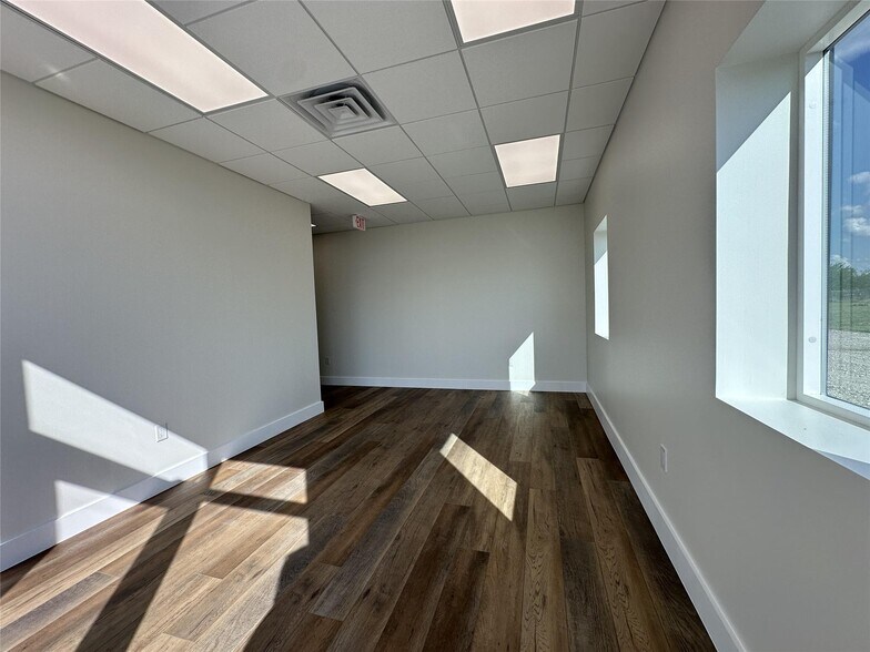 More Photos Of 1704 Westair, Gainesville Warehouse For Lease