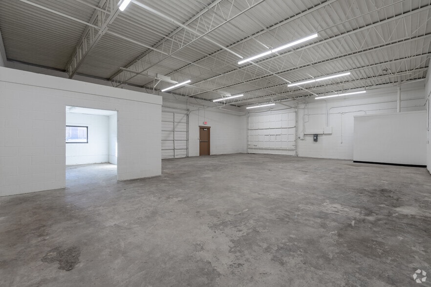 More Photos Of 2463-2517 S Riverside Dr, Fort Worth Manufacturing For Lease
