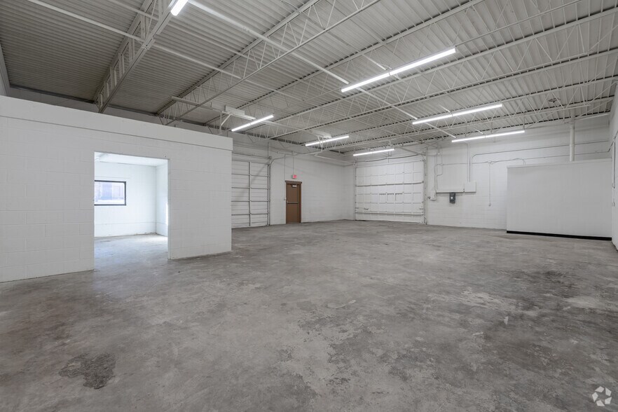 More Photos Of 2463-2517 S Riverside Dr, Fort Worth Manufacturing For Lease