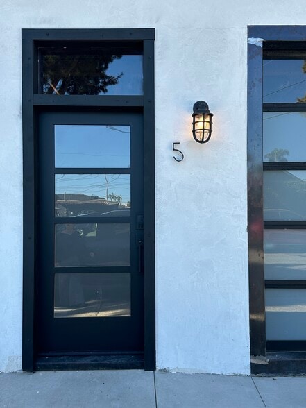 More Photos Of 1801-1821 E Main St, Ventura Unknown For Lease