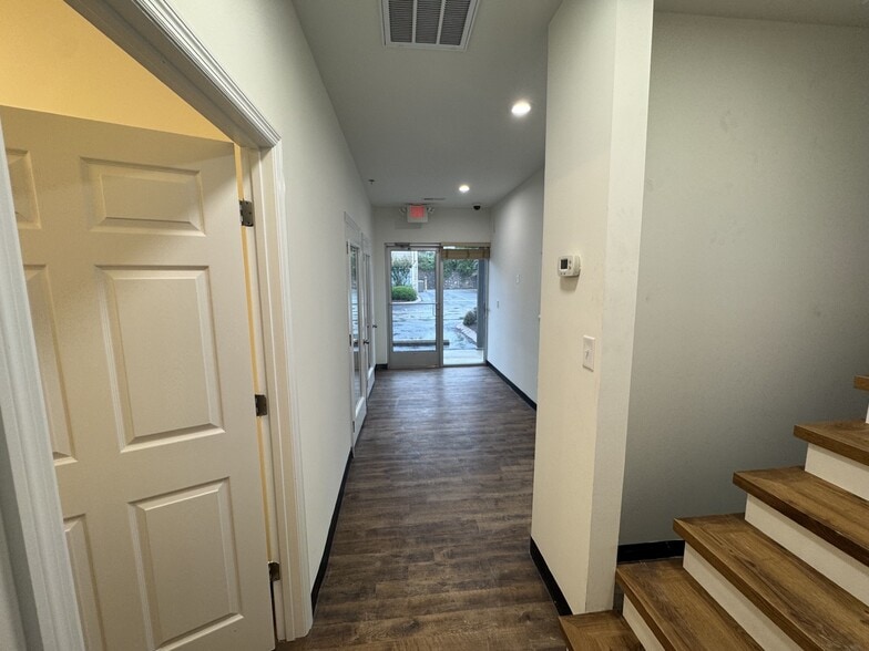 More Photos Of 4922 Port Royal Rd, Spring Hill Showroom For Lease