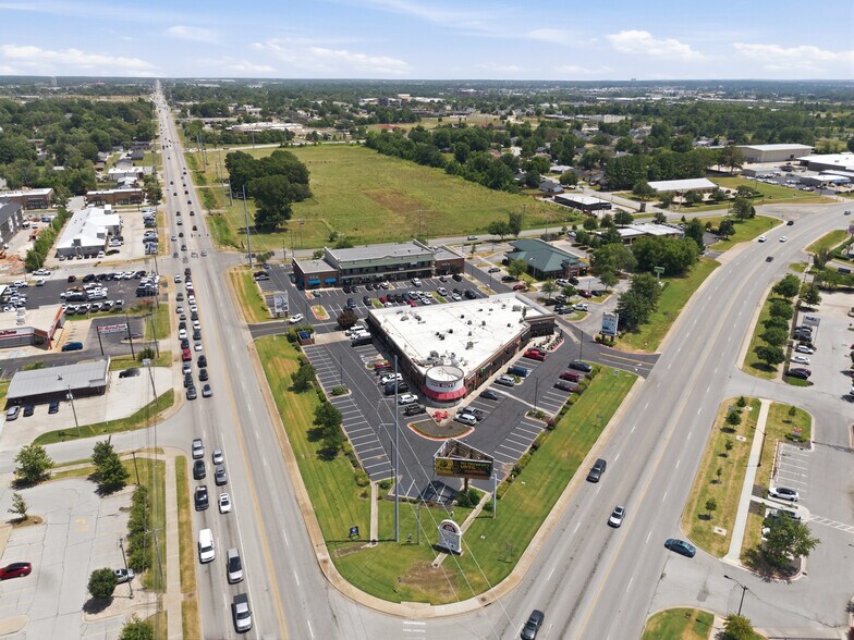 More Photos Of 201 SW 14th St, Bentonville Unknown For Lease