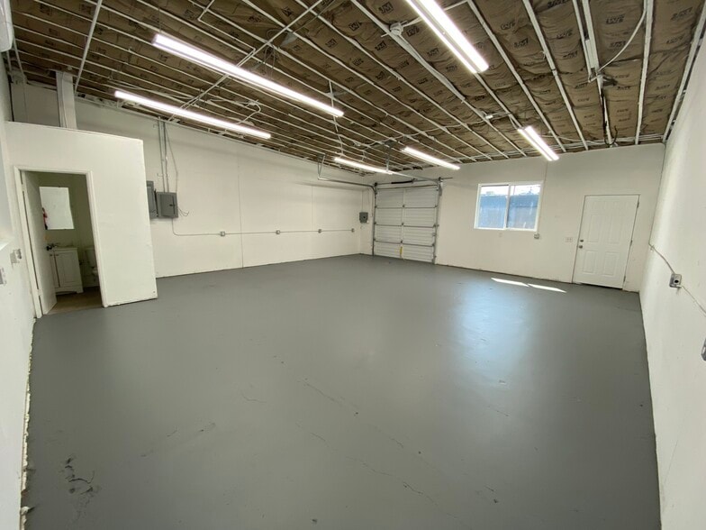 More Photos Of 15922 Strathern St, Van Nuys Warehouse For Lease