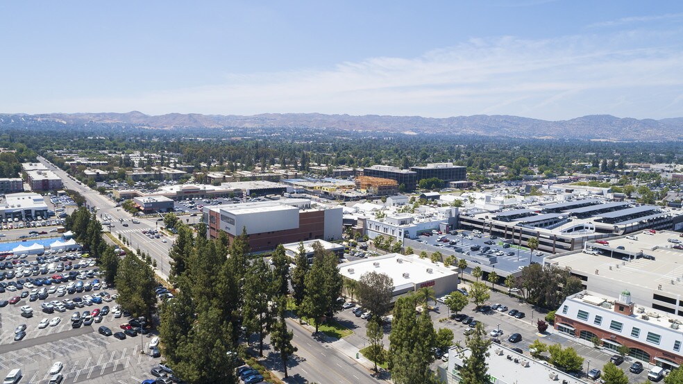 More Photos Of 21825 Erwin St, Woodland Hills Department Store For Sale