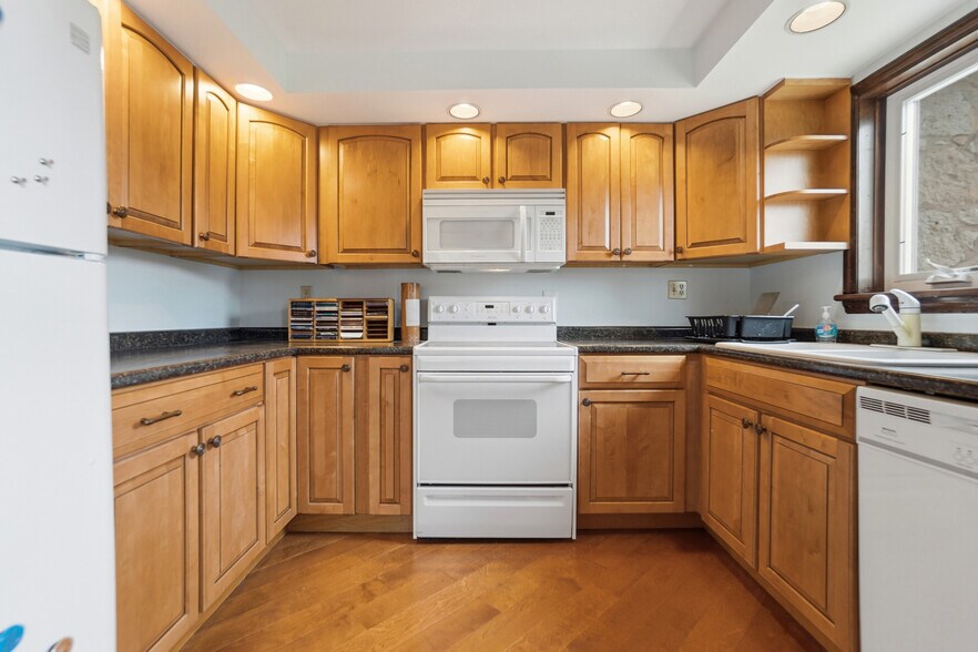 More Photos Of 175 W Franklin St, Centerville Storefront Retail Office For Sale