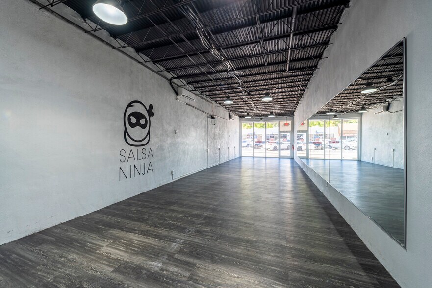 More Photos Of 1051-1057 SE 17th St, Fort Lauderdale Storefront Retail Office For Lease