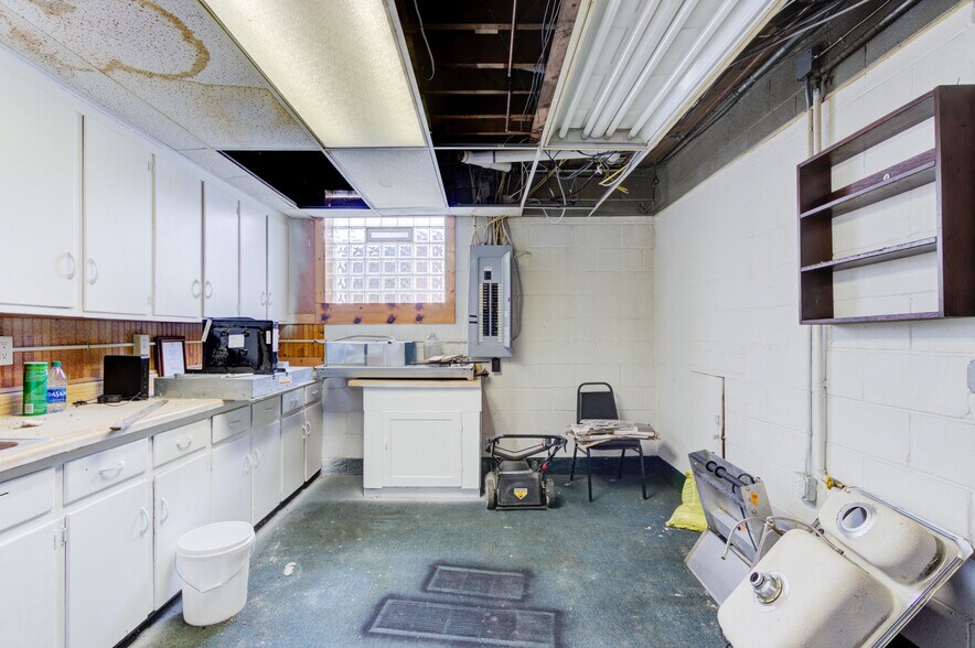 More Photos Of 2520 Rochester Rd, Royal Oak Office For Lease