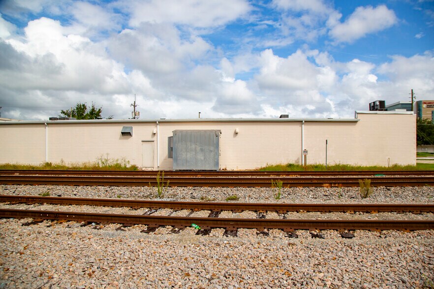 More Photos Of 1110 Sligh Blvd, Orlando Warehouse For Lease