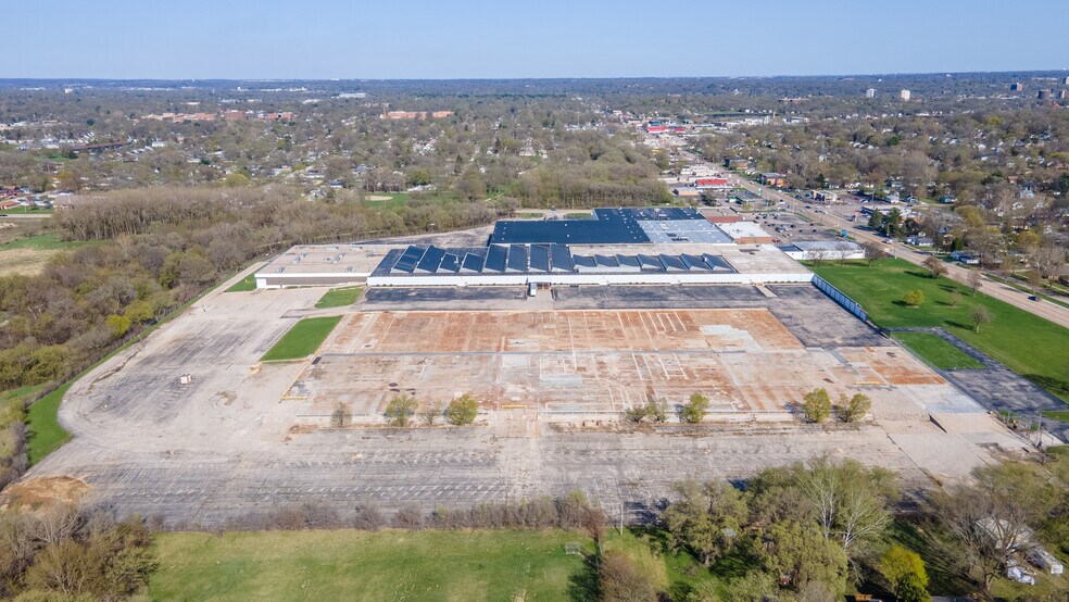 More Photos Of 4000 Auburn St, Rockford Distribution For Lease