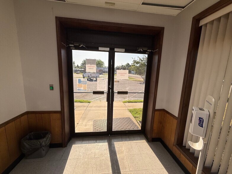 More Photos Of 202 Broad st, Hemingway Office For Sale