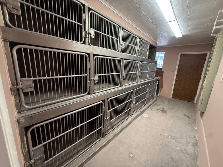 More Photos Of 7184 Alameda Ave, El Paso Veterinarian Kennel For Sale