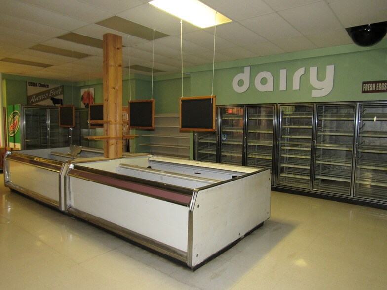 More Photos Of 275 Laing St, Redgranite Supermarket For Lease