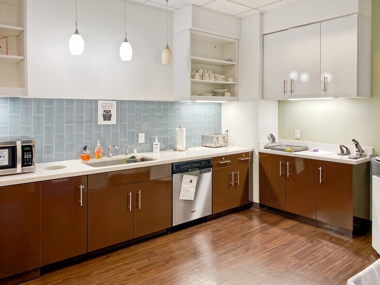 More Photos Of 6303 Owensmouth Ave, Woodland Hills Coworking Space