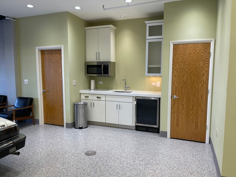 More Photos Of 2108-2260 Ferry Rd, Naperville Showroom For Sale