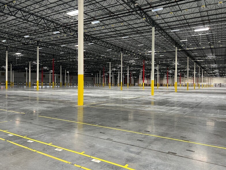 More Photos Of 2119 N I-35 E, DeSoto Distribution For Lease