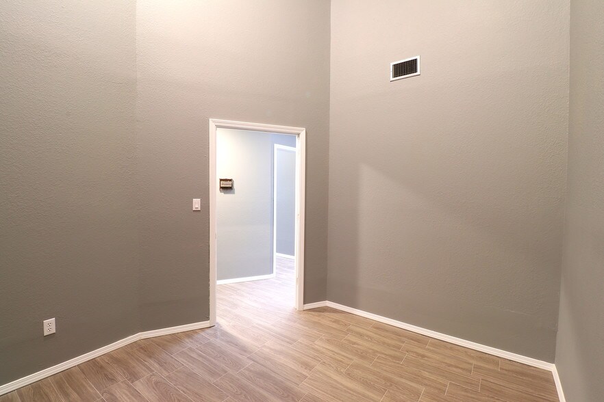 More Photos Of 2000 E Lohman Ave, Las Cruces Office For Lease