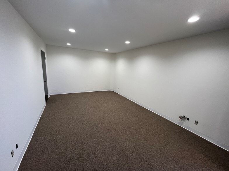 More Photos Of 7946 Alabama Ave, Canoga Park Service For Lease