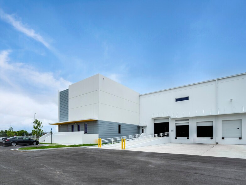 More Photos Of 14101 NW 57th Ave, Opa Locka Warehouse For Lease