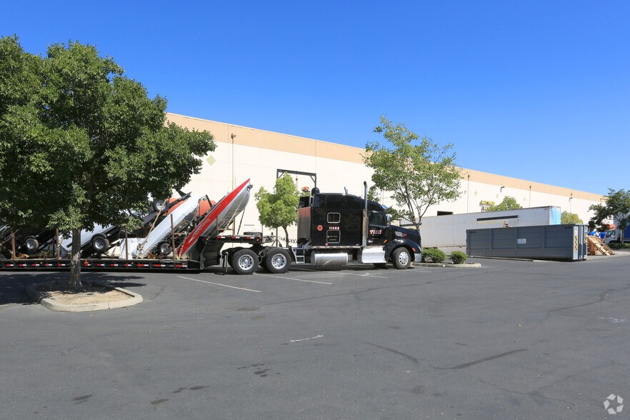More Photos Of 900 Business Park Dr, Dixon Warehouse For Lease