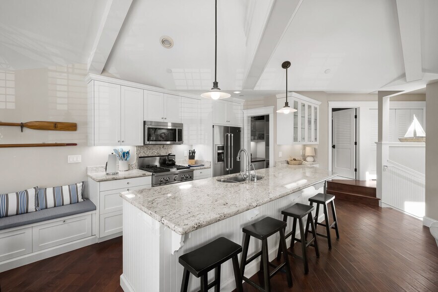 More Photos Of 74 San Francisco St, Avila Beach Flex For Sale