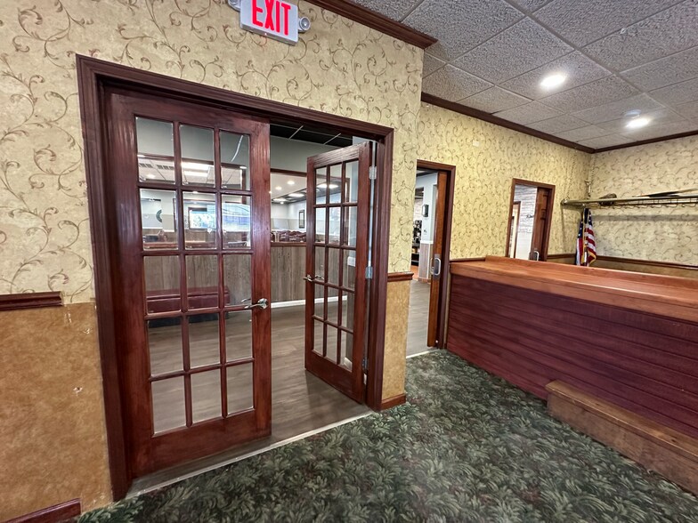 More Photos Of 102 E Park St, Taylorville Freestanding For Sale