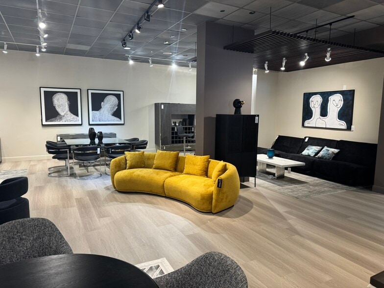 More Photos Of 7071 Southwest Fwy, Houston Showroom For Sale