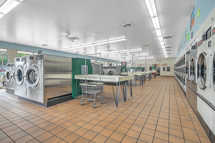 More Photos Of 245 Gate City Hwy, Bristol General Retail For Sale