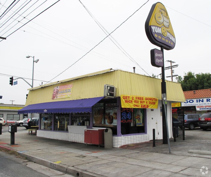 More Photos Of 16153-16167 Nordhoff St, North Hills Storefront For Lease