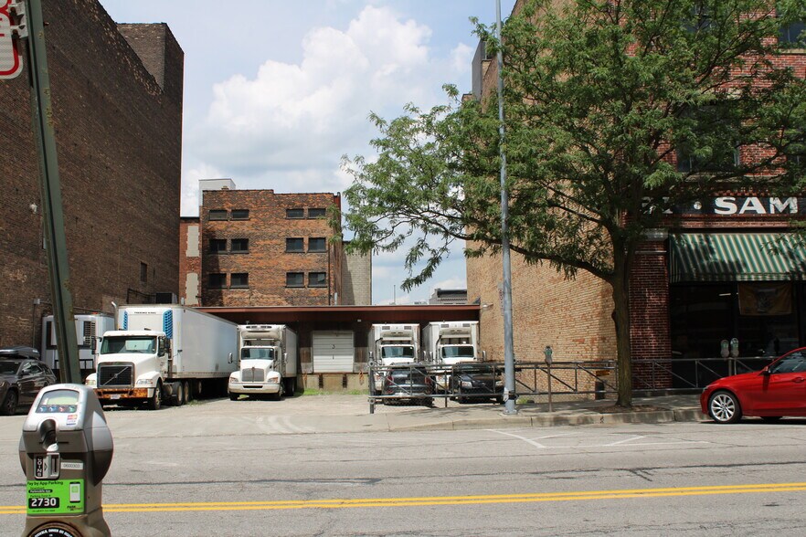 More Photos Of 31-37 N Huron St, Toledo Storefront Retail Office For Lease