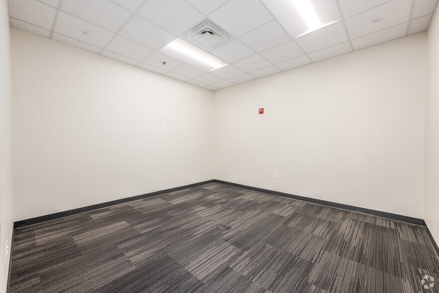 More Photos Of 9920 Franklin Square Dr, Nottingham Medical For Lease