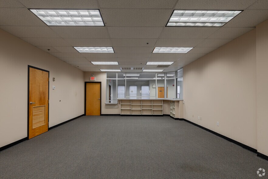 More Photos Of 903 Sheehy Dr, Horsham Township Light Distribution For Lease