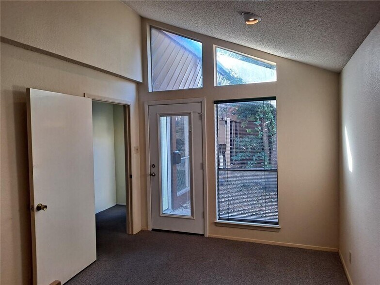 More Photos Of 711 W 38th St, Austin Unknown For Lease