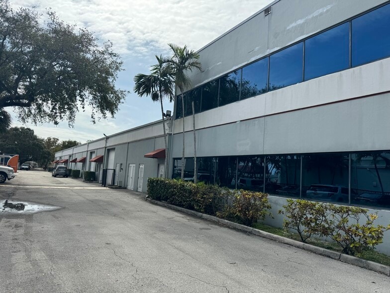 More Photos Of 2870 Stirling Rd, Hollywood Light Distribution For Sale