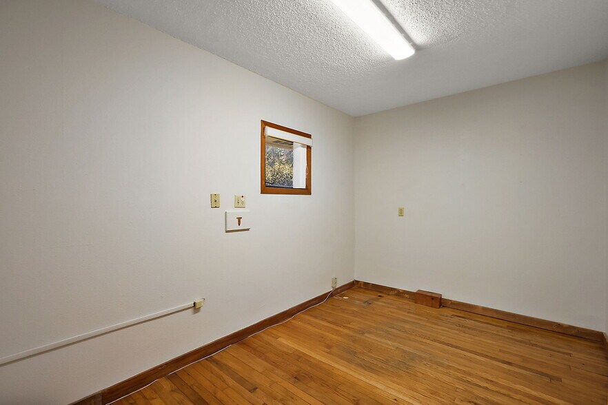 More Photos Of 708 Lee St, Leesburg Office For Sale