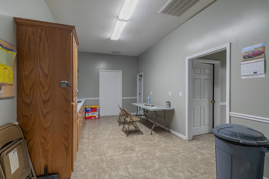 More Photos Of 2065 Cleveland Hwy, Dalton Flex For Sale