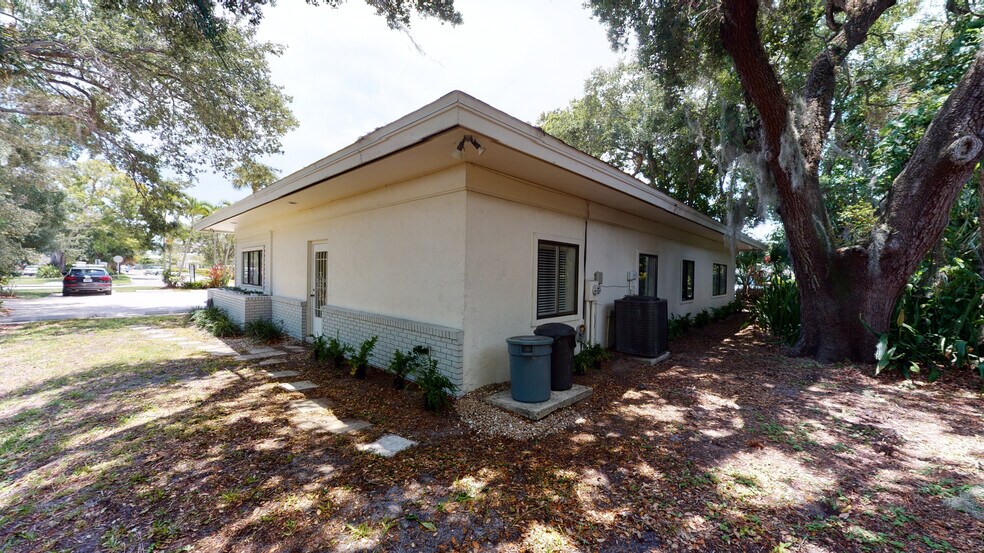 More Photos Of 2127 10th Ave, Vero Beach Office Residential For Sale