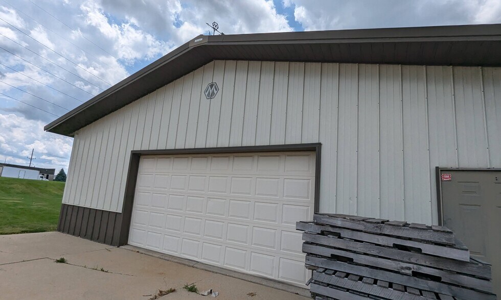 More Photos Of 1011- 1015 E Lafayette St, Bloomington Warehouse For Sale