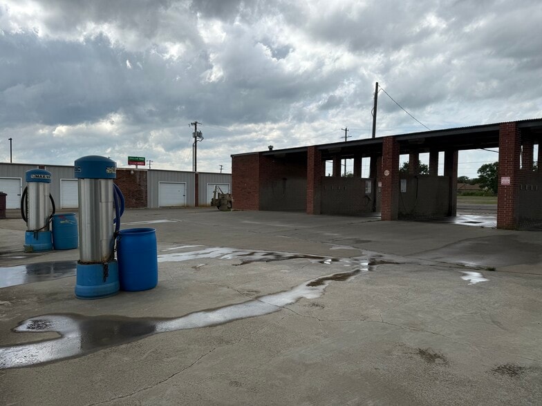 More Photos Of 931 E Dallas Ave, Cooper Self Storage For Sale