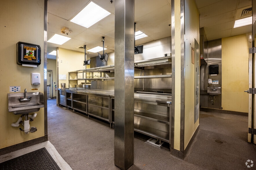 More Photos Of 1581-1593 Main St, Warrington Unknown For Lease